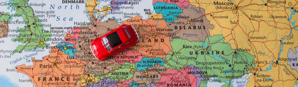 Speelgoedauto rijdt over landkaart europa