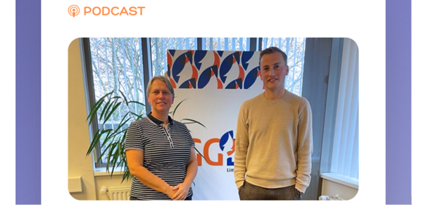 Podcast HPV-verhalen: Ken Driessen en Dieuwke Boskamp poseren samen voor GGD-banier