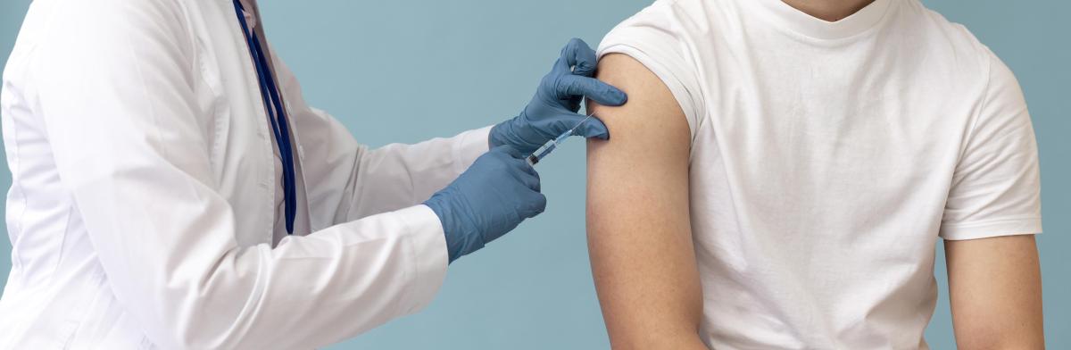 vaccinatie bij jongensarm