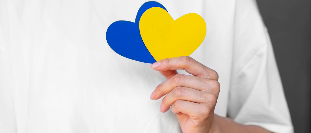 Mens houdt hartjes vast in de kleuren van oekraïne