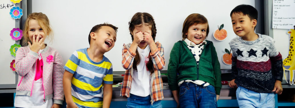 5 kinderen op een rij in de klas