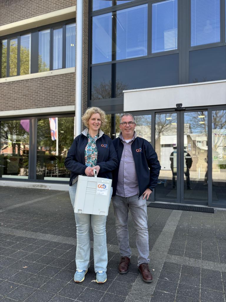 Deskundige infectiepreventie Marianne en Mario voor het gebouw van de GGD in Blerick. 