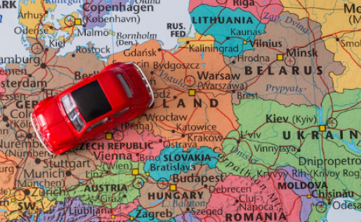 Speelgoedauto rijdt over landkaart europa