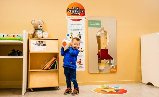 Joep Janssen (2) uit Venray opende deze week symbolisch het beweegstimulerende consultatiebureau in Venray met het gooien van de dobbelsteen voor de beweegspiegel.
